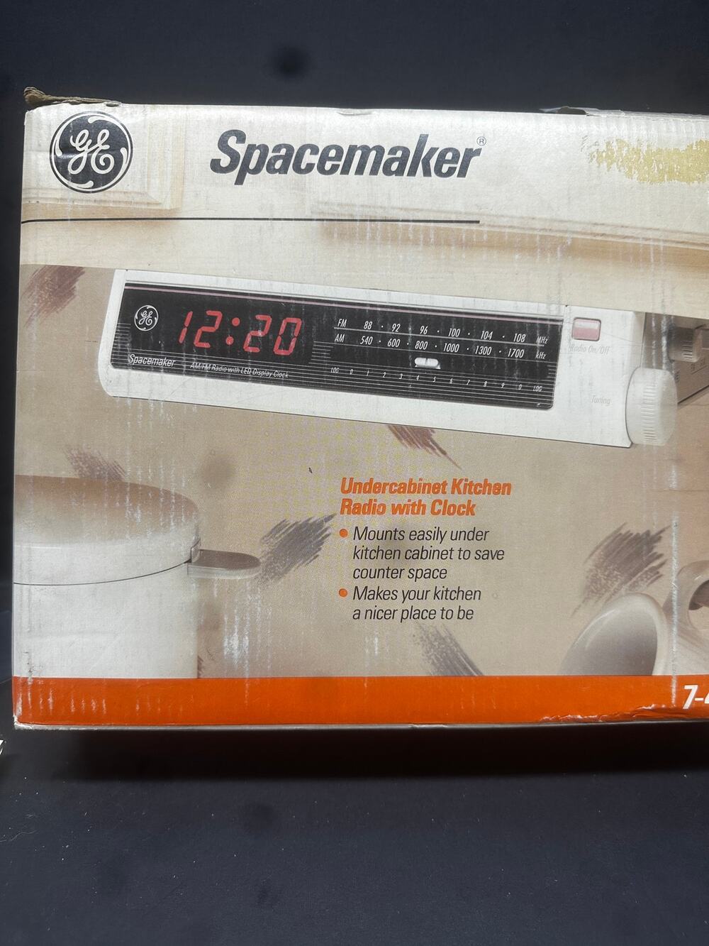 NIB VTG GE Spacemaker Undercabinet Kitchen Radio with Clock 7-4212